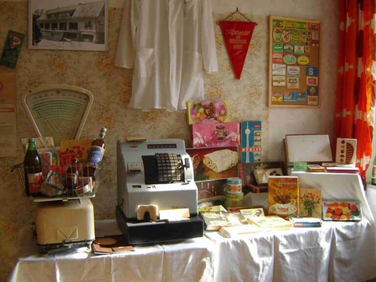 Auf dem Bild ist eine DDR-Spielküche zu sehen