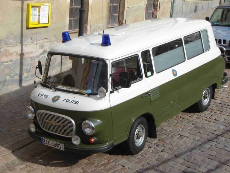 Auf dem Bild ist ein DDR-Polizeibus zu sehen