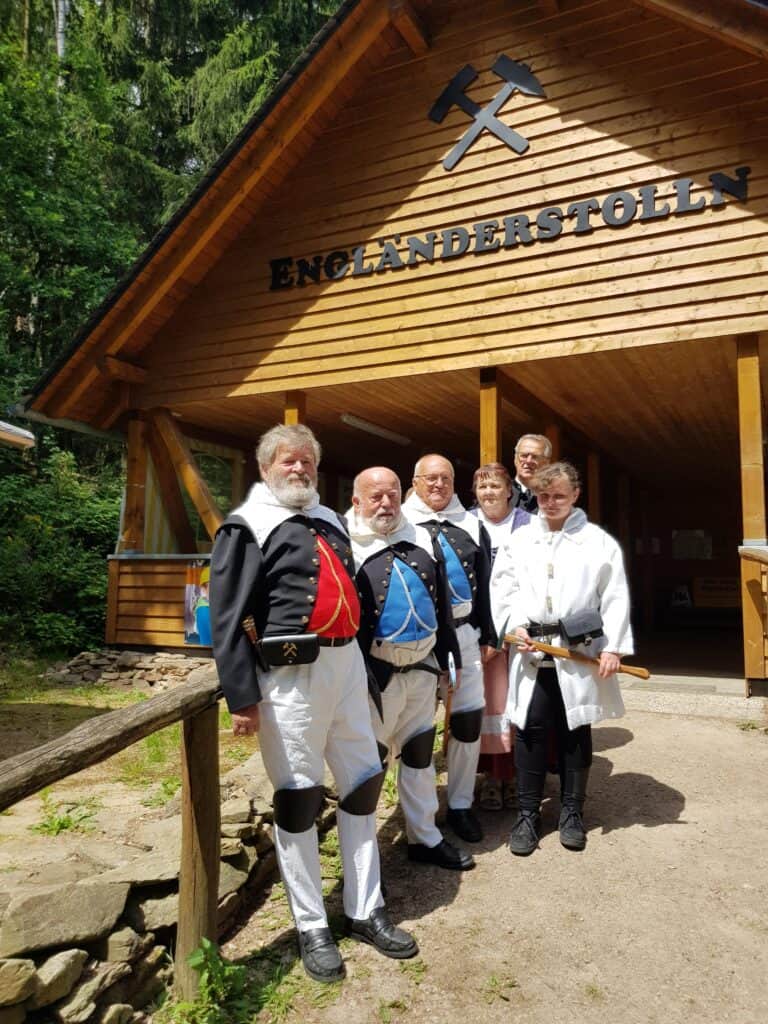 Auf dem Bild sind sechs Personen zu sehen, die vor dem Eingang des Engländerstolln stehen