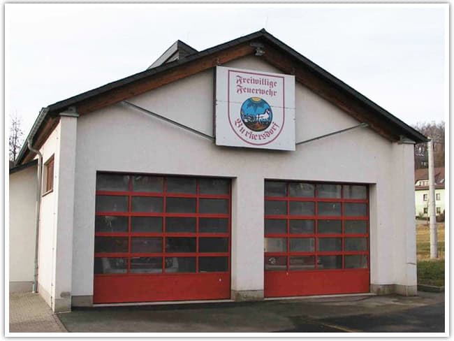 Auf dem Bild ist die Feuerwache der Gemeinde Burkersdorf von außen zu sehen