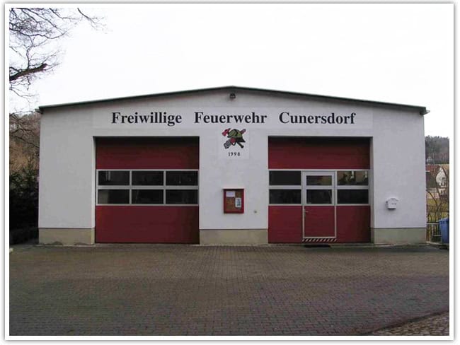Auf dem Bild ist die Feuerwache der Gemeinde Cunersdorf von außen zu sehen