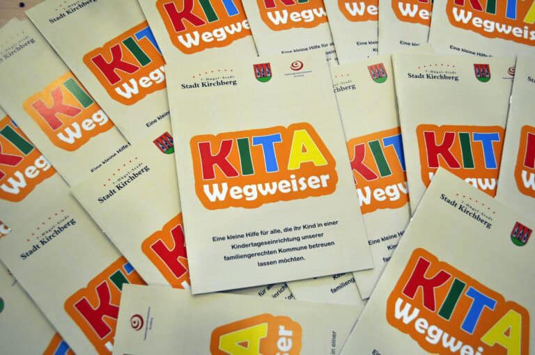 Auf dem Bild sind mehrere Broschüren des Kita Wegweiseres zu sehen