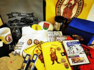 Auf dem Bild ist eine Sammlung verschiedener Souvenirs der Stadt Kirchberg zu sehen