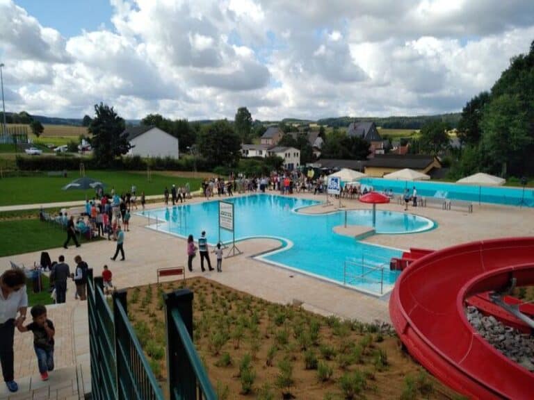 Auf dem Bild ist ein Freibad zu sehen