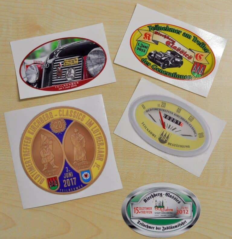 Auf dem Bild sind verschiedene Aufkleber mit dem Schriftzug „Kirchberg Classics“ zu sehen