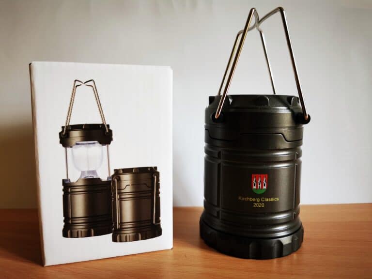 Auf dem Bild ist eine Kirchberg-Grubenlampe zu sehen, die mit dem Kirchberg-Wappen bedruckt ist