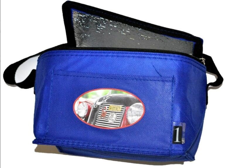 Auf dem Bild ist eine blaue Isoliertasche mit Henkel und Reißverschluss zu sehen. Sie ist mit einem Oldtimer der Kirchberg Classics bedruckt