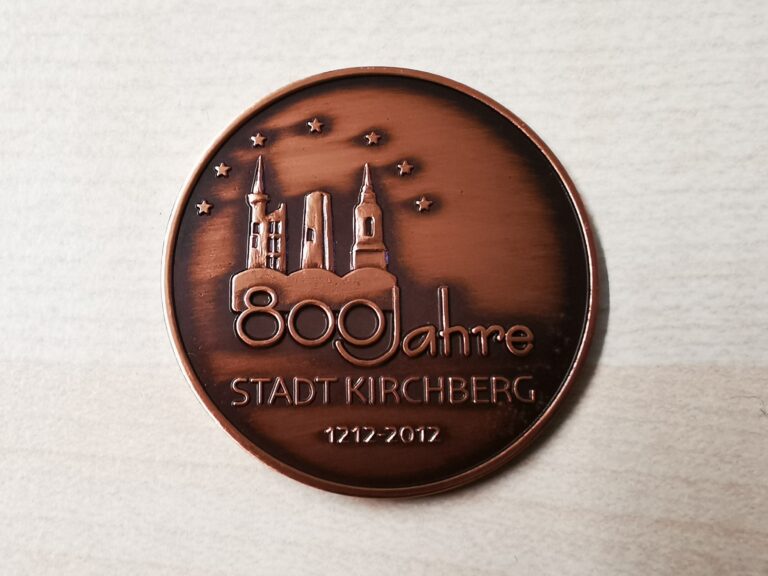 Auf dem Bild ist eine gravierte Kupfermünze zu sehen