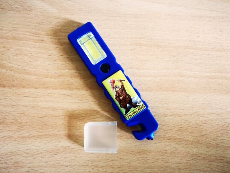 Auf dem Bild ist ein blaues Notfallwerkzeug mit einem Schraubermichl-Aufdruck zu sehen