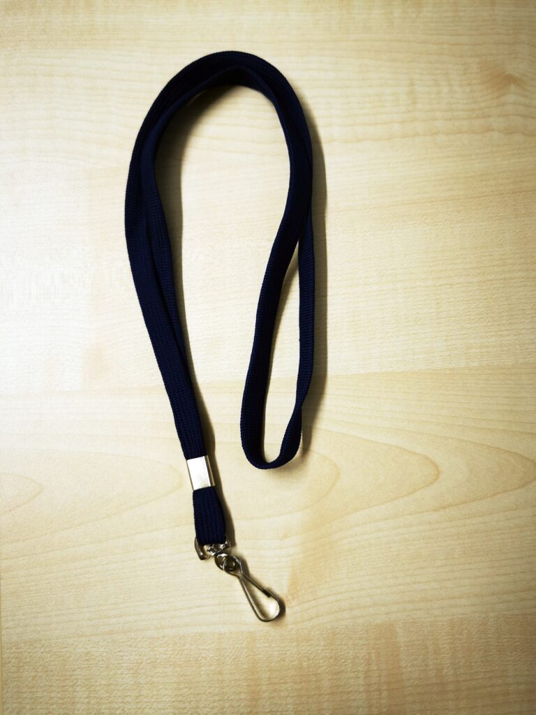 Auf dem Bild ist ein dunkelblaues Schlüsselanhängerband zu sehen