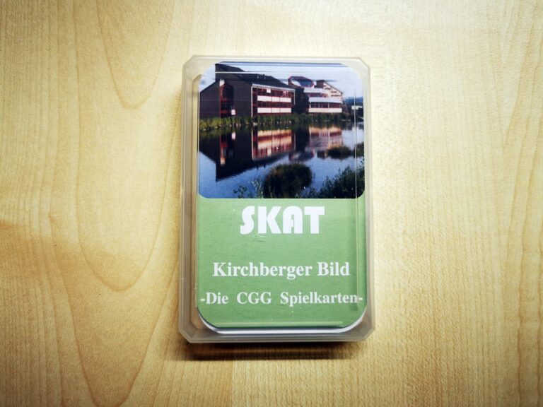 Auf dem Bild sind eingepackte Skatkarten mit Kirchberger Motiven zu sehen