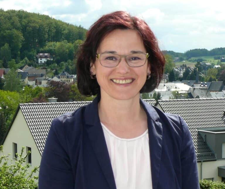 Auf dem Bild ist die Bürgermeisterin Dorothee Obst zu sehen