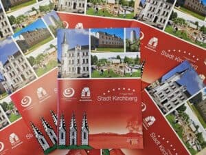Auf dem Bild sind mehrere Informationsbroschüren der Stadt Kirchberg zu sehen
