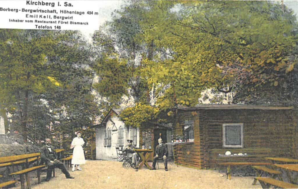 Farbbild des Biergarten der Borberg-Bergwirtschaft, in welchem 4 Personen sitzen