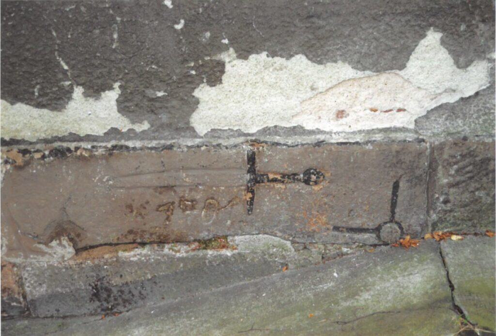 Bild des Steins der viele Jahre im Sockel der zur „Wiener Spitze“ gehörenden Einsiedelei eingelassen war