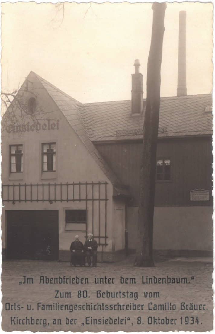 Schwarz-Weiß-Foto vor dem Gebäude "Einsiedelei" mit 2 älteren Personen