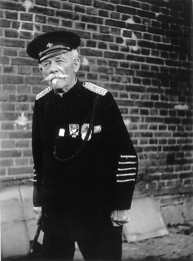 Auf dem Schwarz-Weiß-Bild ist Erich Bräuer zu sehen