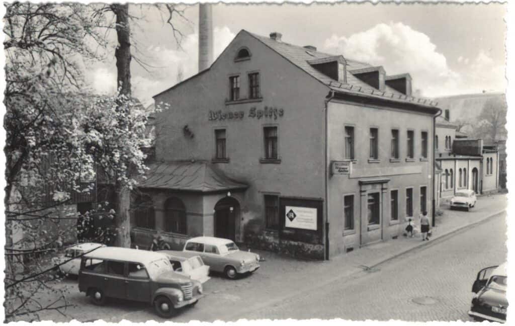 Schwarz-Weiß-Foto des Gebäudes "Wiener Spitze" mit davor parkenden Autos