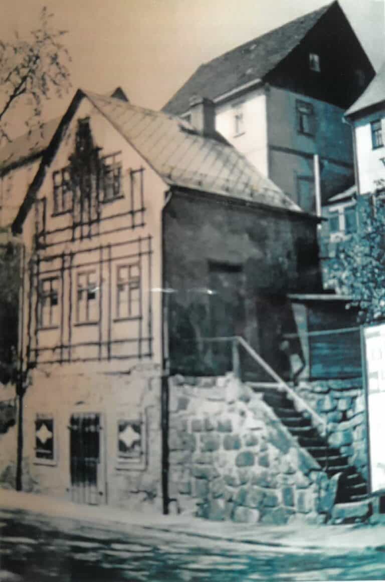 Schwarz-Weiß-Foto eines alten Gebäudes