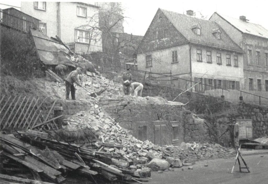 Schwarz-Weiß-Foto vom Abbruch des Felsenkellers mit mehreren Personen