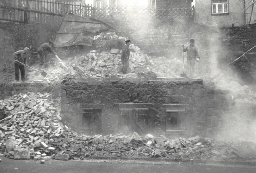 Schwarz-Weiß-Foto vom Abbruch des Felsenkellers mit mehreren Personen