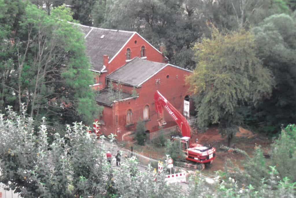 Auf dem Bild ist ein Bagger zu sehen, der den Saal "Wiener Spitze" abreißt