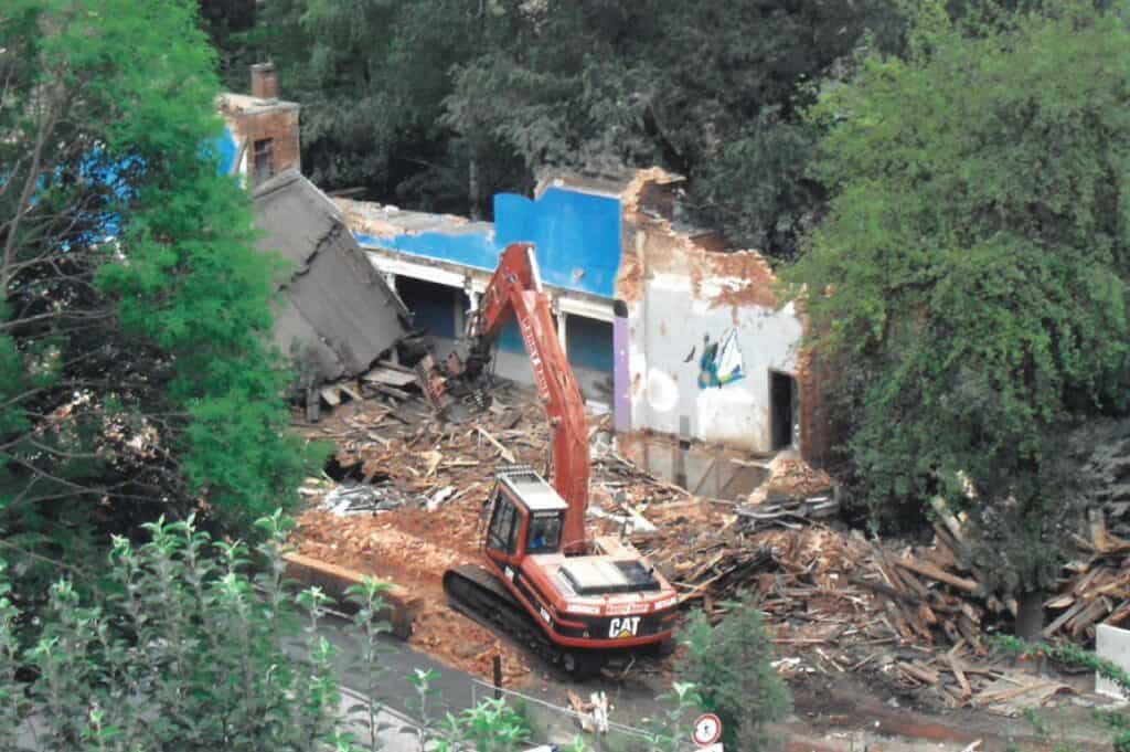 Auf dem Bild ist ein Bagger zu sehen, der den Saal abreißt