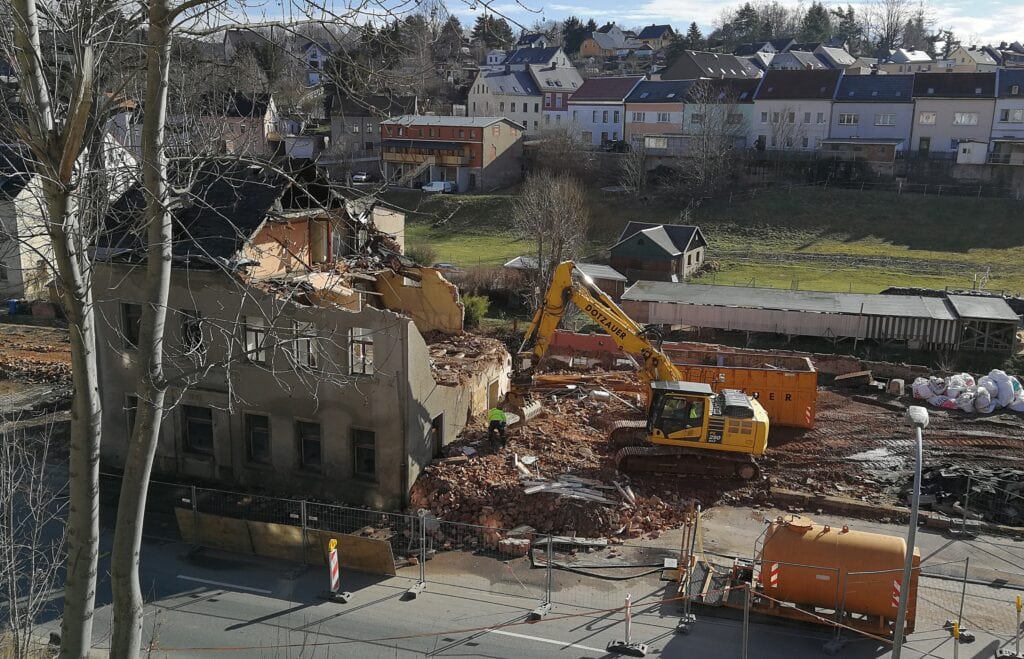 Auf dem Bild ist ein Bagger zu sehen, der das Ballhaus "Wiener Spitze" abreißt