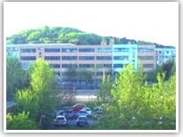 Auf dem Bild ist die Dr. Theodor Neubauer Oberschule von außen zu sehen