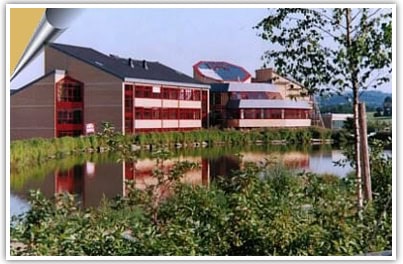 Auf dem Bild ist das Christoph-Graupner-Gymnasium von außen zu sehen