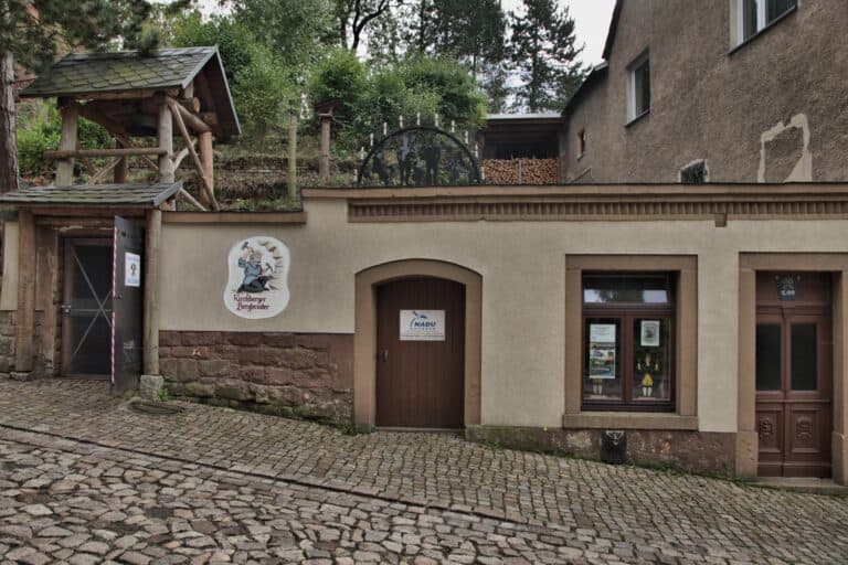 Auf dem Bild ist ein Bergwerk von außen zu sehen