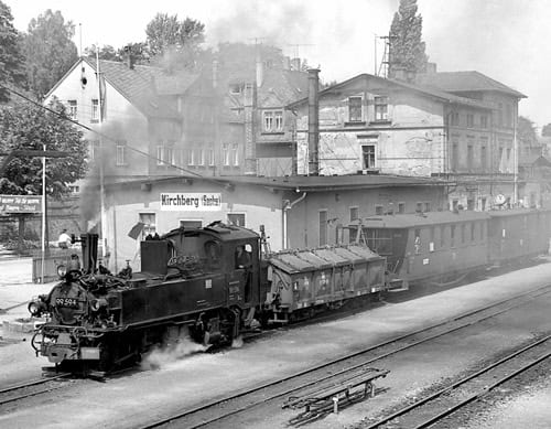 Ein Schwarz-Weiß-Foto einer Lokomotive am Bahnhof Kirchberg