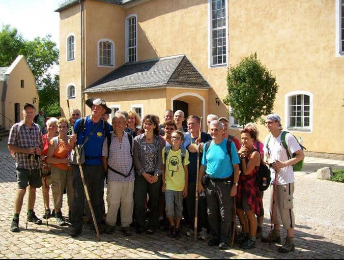 Auf dem Bild ist eine Gruppe von Wanderern zu sehen