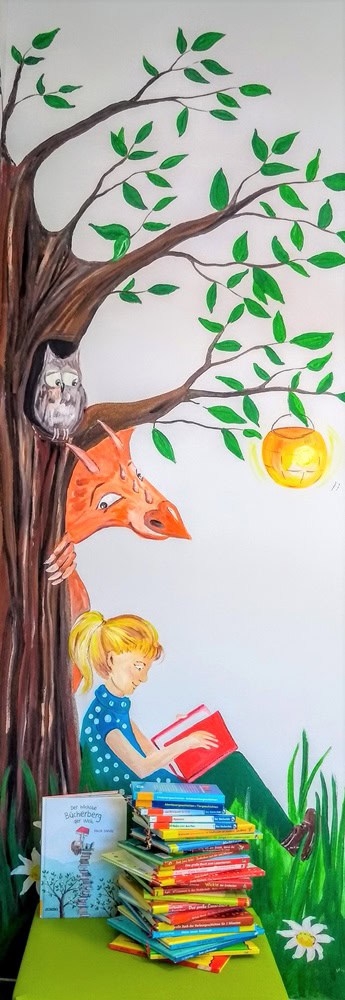 Auf dem Bild ist eine Malerei aus der Bibliothek zu sehen. Abgebildet ist ein Mädchen mit einem Buch in der Hand, welches unter einem Baum sitzt