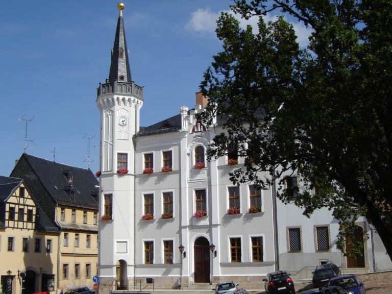 Auf dem Bild ist das Rathaus der Stadt Kirchberg von außen zu sehen