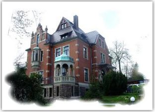 Auf dem Bild ist das Haus der Parität von außen zu sehen