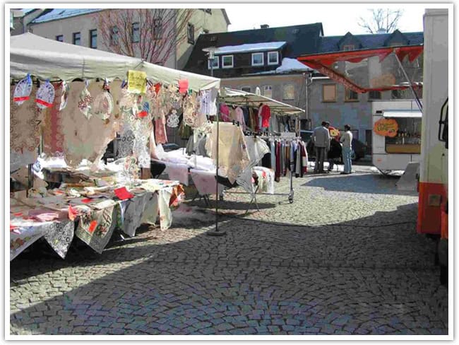 Auf dem Bild ist ein Teil des Wochenmarkts in Kirchberg zu sehen