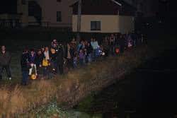 Auf dem Bild sind Personen bei Nacht zu sehen