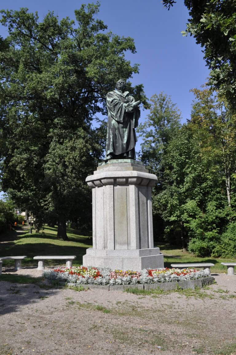 Auf dem Bild ist ein Denkmal der Stadt Kirchberg zu sehen