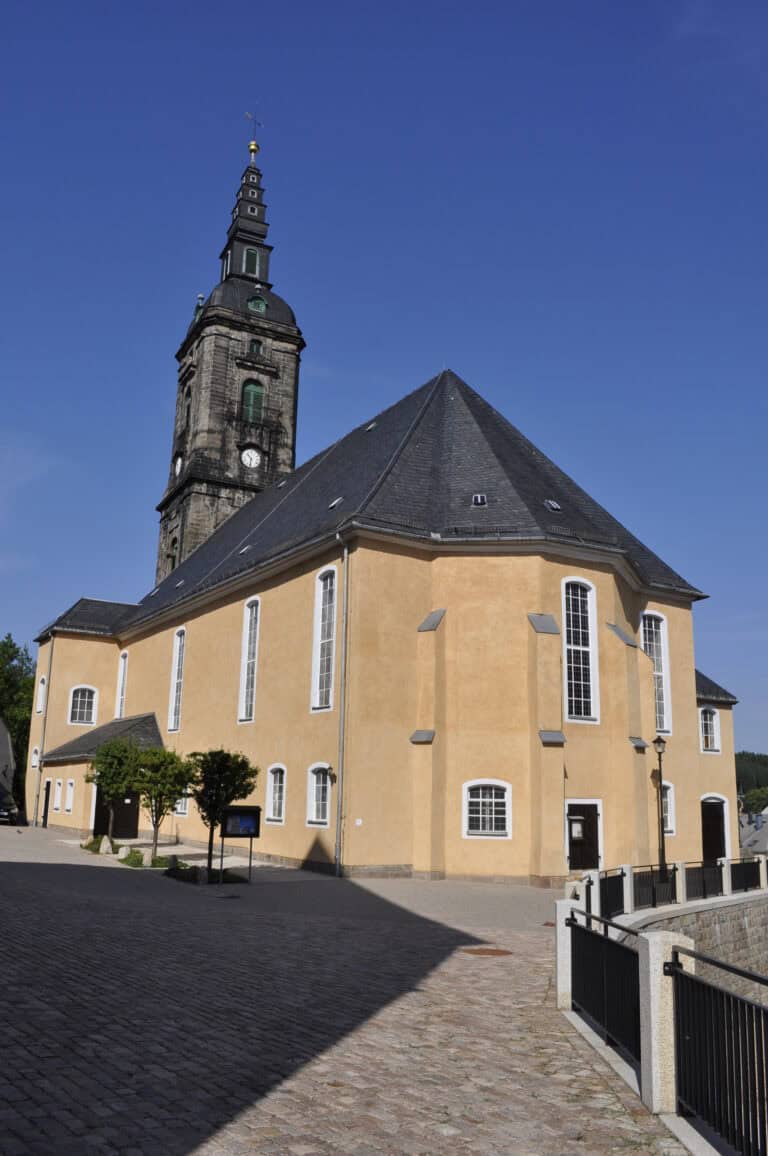 Auf dem Bild ist die St. Margarethenkirche mit Kirchturm zu sehen