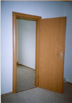 Auf dem Bild ist eine Holztür zu sehen