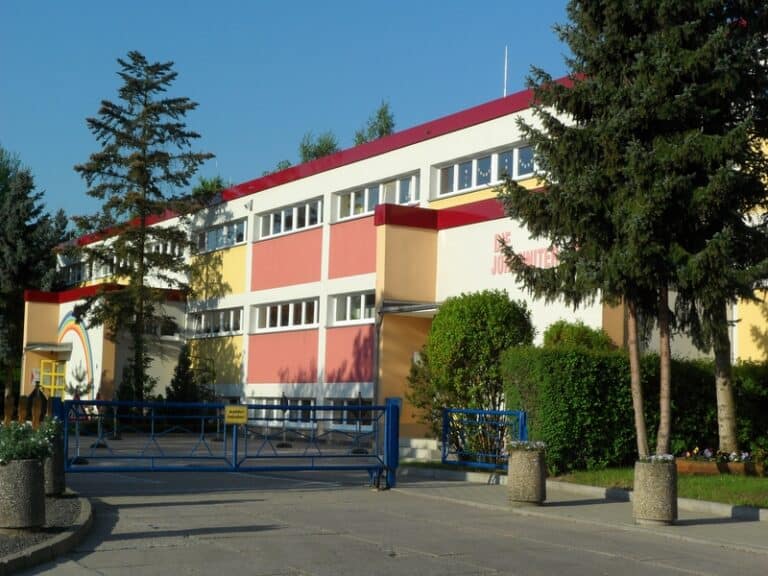 Auf dem Bild ist ein Kindergarten von außen zu sehen