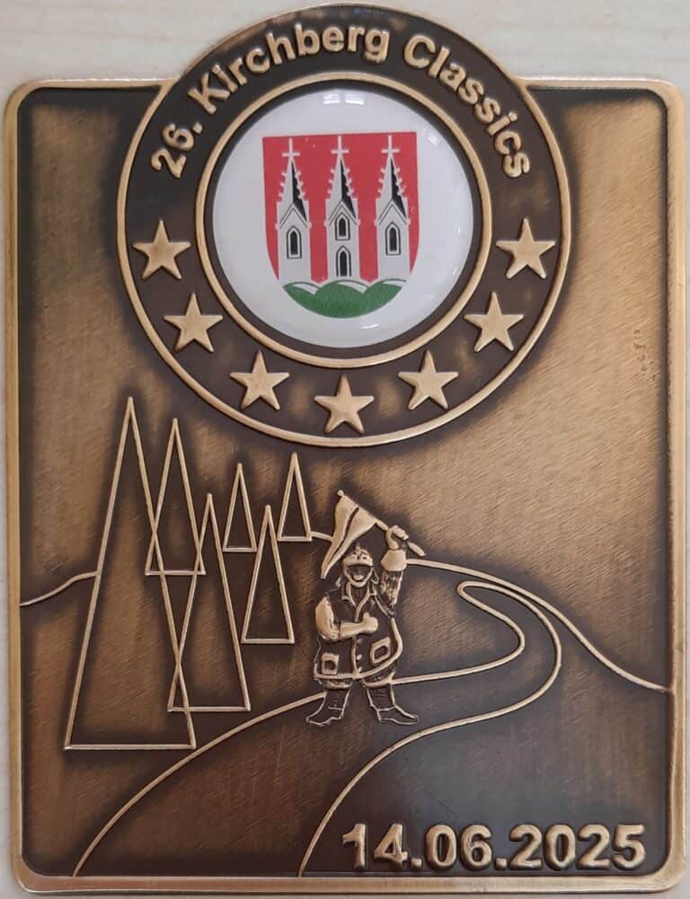 Eine bronzefarbene Plakette der Kirchberg Classics 2025