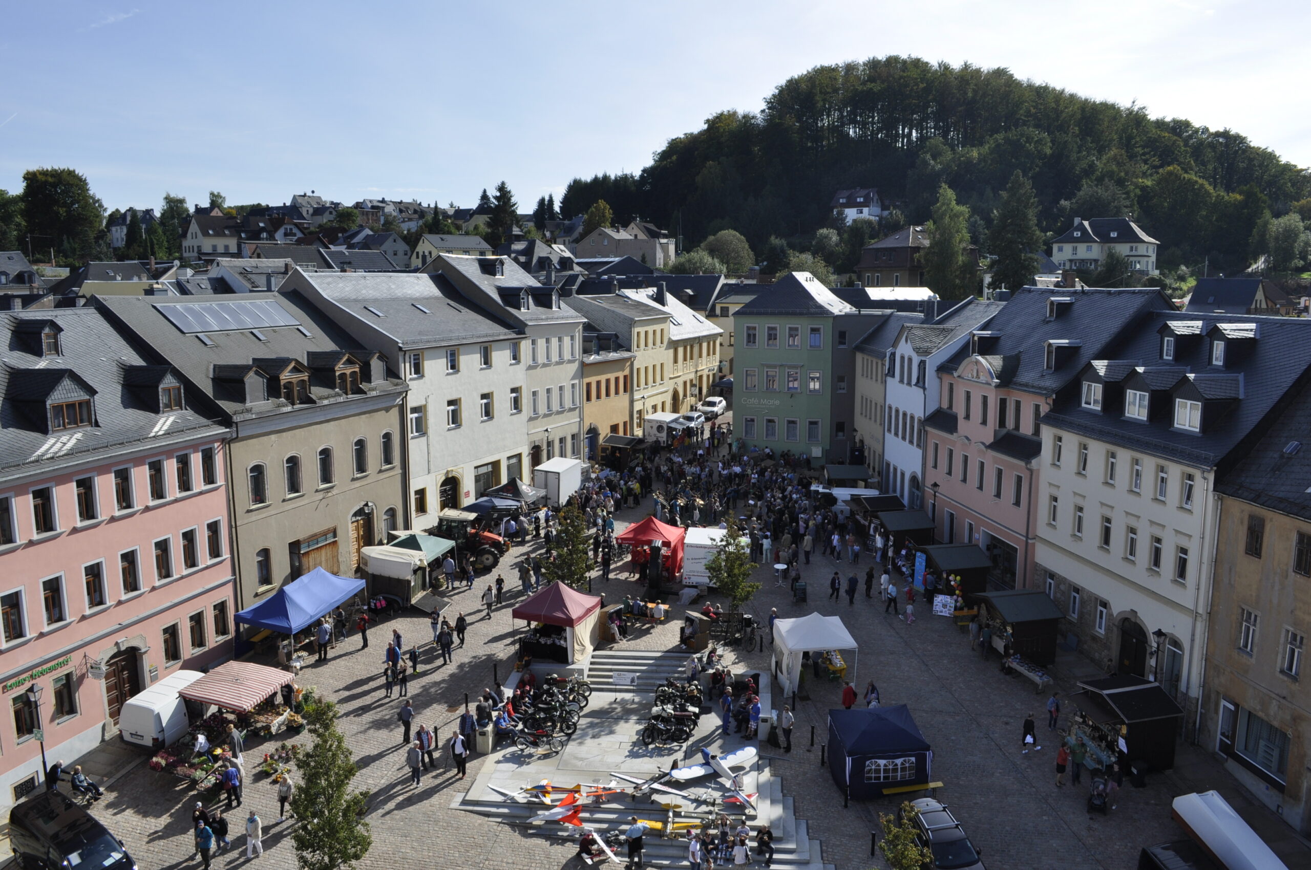 Menschenansammlung auf dem Kirchberger Altmarkt